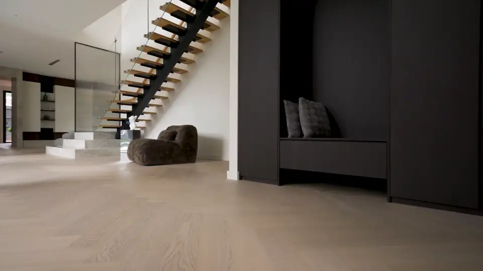 Primecon Flooring 在 Balwyn North 住宅铺设的橡木人字拼地板